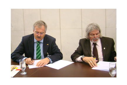 Stefan Laufer (ICEPHA) e Eliezer Barreiro (INCT-INOFAR) assinam memorando de entendimento para a formalização do acordo de cooperação entre Brasil e Alemanha.
