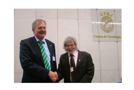 Stefan Laufer (ICEPHA) e Eliezer Barreiro (INCT-INOFAR) assinam memorando de entendimento para a formalização do acordo de cooperação entre Brasil e Alemanha.